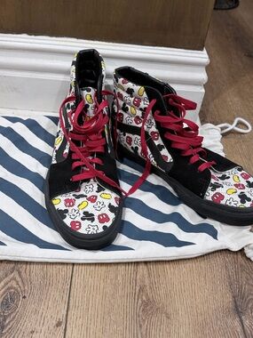 VansHigh-Top Sneakers with Cartoon Print - Black and Red